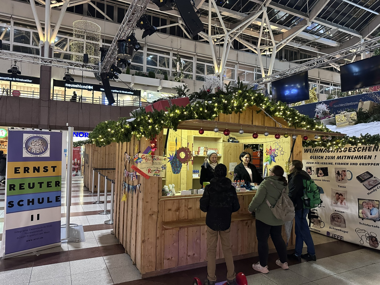 Winterhütte der Ernst-Reuter-Schule II auf dem Weihnachtsmarkt 2025 im Nordwestzentrum