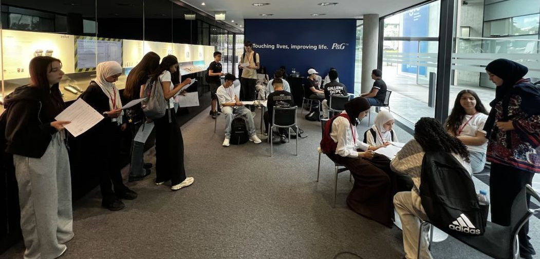 Betriebserkundung einer Klasse der Ernst-Reuter-Schule II bei Procter & Gamble